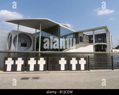 Kreuze zur Erinnerung an die Opfer der Berliner Mauer und Marie Elisabeth Lueders House am Fluss Spree Bank, Deutschland, Berlin Stockfoto