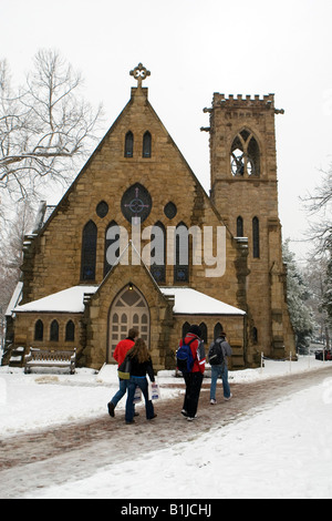 Schüler zu Fuß vorbei an der Universität-Kapelle auf dem Gelände der University of Virginia während eines Schneesturms in Charlottesville, VA Stockfoto