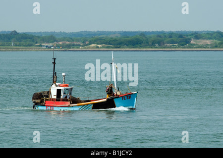 Blau und rot Angelboot/Fischerboot auf dem Meer auf den Weg Stockfoto