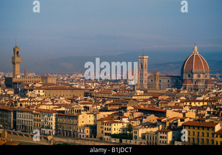 Florenz, angesehen vom Piazzale Michelangelo mit Palazzo Vecchio (links) und Duoma Santa Maria del Fiore (rechts), Italien, Stockfoto