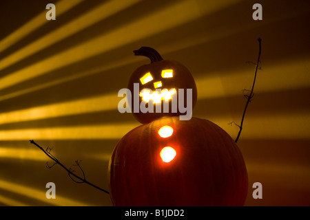 Jack-O-Lantern Mann vor einem Licht-gestreiften Hintergrund Stockfoto