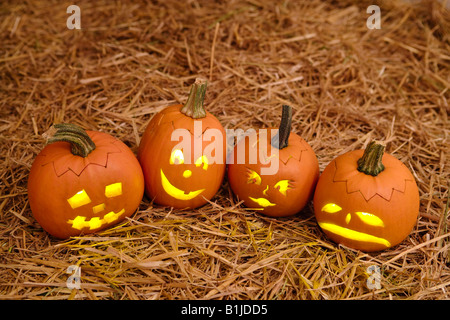 Nahaufnahme des kleinen Jack-O-Laternen sitzen im Heu. Stockfoto