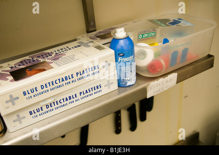Erste-Hilfe-Kasten auf einem Regal in einer Restaurantküche UK - Einhaltung der Arbeitsschutzbestimmungen UK Stockfoto