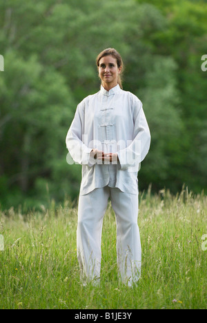 Junge Frau, die sich darin üben, Qi Gong Stockfoto