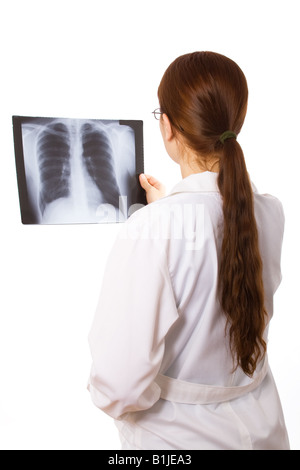 Ärztin untersucht ein Thorax-X-Ray Stockfoto