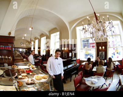 Kellner und Gäste im Cafe Diglas, Österreich, Wien Stockfoto