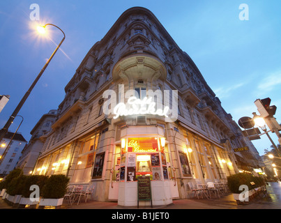 Wien, Cafe Prueckel Außenansicht am Abend, Österreich Stockfoto