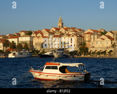 Blick auf den Hafen und die alte Stadt Korcula. Motorboote und Luxusyachten ankern im Hafen, Kroatien Stockfoto