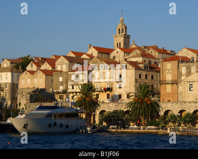 Blick auf den Hafen und die alte Stadt Korcula. Motorboote und Luxusyachten ankern im Hafen, Kroatien Stockfoto