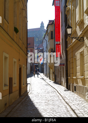 Blick aus einer engen Gasse in der Altstadt, die Burg in Bratislava, Slowakei, Bratislava Stockfoto