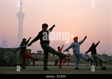 Frauen üben Tai Chi am frühen Morgen, China, Shanghai Stockfoto