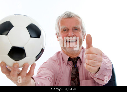 erfolgreiche Rentner mit Fußball Stockfoto