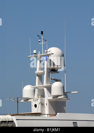 Radarmast mit griechischer Flagge Stockfoto