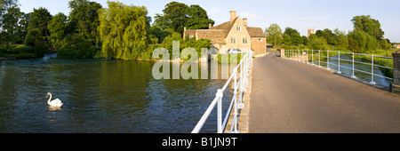 Am Abend Sonnenlicht auf den Fluss Coln an der Cotswold Stadt Fairford, Gloucestershire Stockfoto