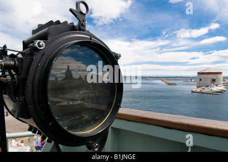 Die Morris Code Signallampe auf HMCS Kingston mit Martello-Turm im Hintergrund in Kingston, Ontario, Kanada. Stockfoto