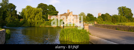 Am Abend Sonnenlicht auf den Fluss Coln an der Cotswold Stadt Fairford, Gloucestershire Stockfoto