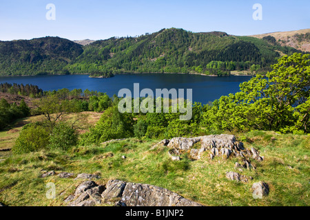 Thirlmere im Mai beginnenden Frühjahr färbt auf die Bäume und Wald rund um den See "Lake District" Cumbria England UK Stockfoto