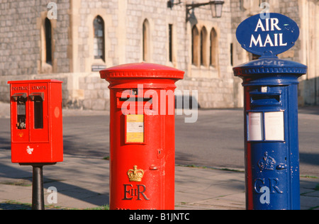 Zwei unterschiedliche gestaltete Briefkästen gesehen mit Briefmarke Spenderbox vor dem Schloss Windsor Berkshire UK Stockfoto