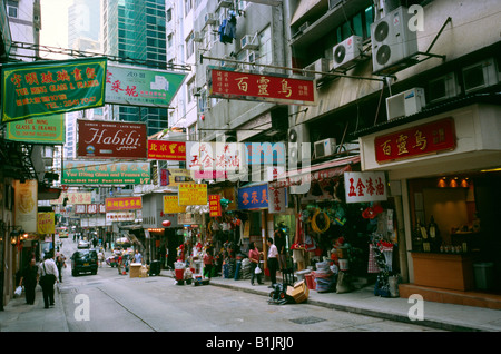 4. September 2006 - Straße, gesäumt mit Geschäften in Central auf Hongkong Island. Stockfoto