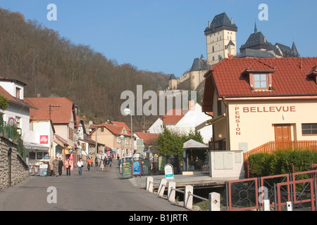 A Straßenszene in Karlstein, in der Nähe von Prag in der Tschechischen Republik zeigt Burg Karlstein. Stockfoto