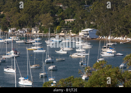 Boote und Yachten, die auf Pittwater in der Region der nördlichen Strände von Sydney vor Anker liegen, ist Pittwater ein beliebtes Boot- und Segelgebiet in der Nähe von Palm Beach, NSW, Australien Stockfoto