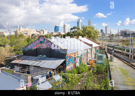 Eine innerstädtische organische Gemeinschaft urbane Farm mit Gemüsegärten neben einer Bahnlinie. Perth, Australien Stockfoto