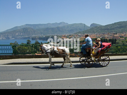 Touristen, die Fahrt in einer Pferdekutsche Sorrento in der Nähe von Neapel Italien Stockfoto