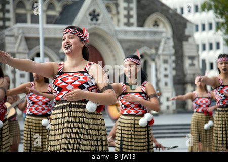 Maori-Tanztruppe singen und tanzen auf dem Cathedral Square, Christchurch, Südinsel, Neuseeland Stockfoto