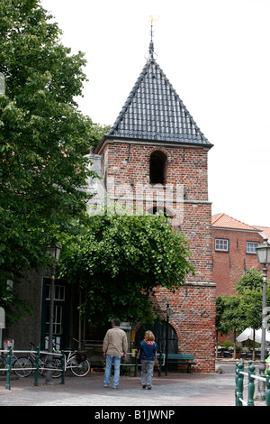 Glockenturm in Greetsiel, Ostfriesland, Norddeutschland Stockfoto