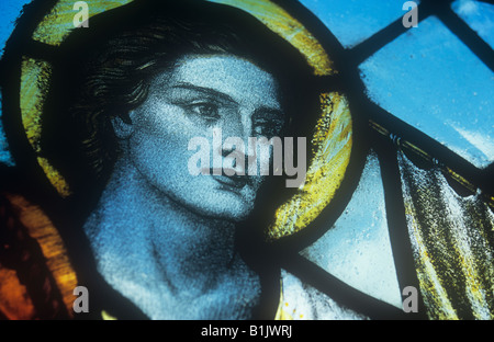Detail des frühen 20. Jahrhunderts Glasfenster zeigen Kopf und Schultern von St Andrew mit Heiligenschein und blauer Himmel Stockfoto