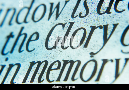 Detail einer Kirche oder Kapelle Fenster mit einem Teil der Inschrift, die die Herrlichkeit Gottes in Erinnerung an dieses Fenster gewidmet ist Stockfoto