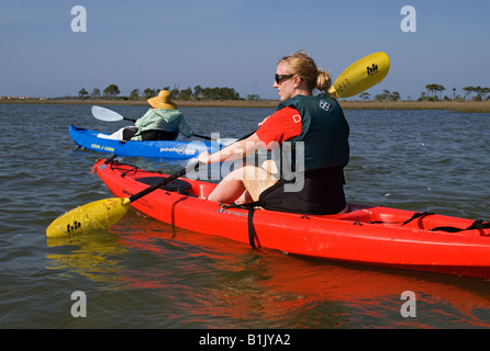 Kajakfahrer entlang der Seite der Bucht von St. George Island entlang North Florida s panhandle mit Ausstatter Journeys of St. George Island Stockfoto