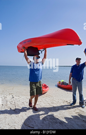 Kajakfahrer entlang der Seite der Bucht von St. George Island entlang North Florida s panhandle mit Ausstatter Journeys of St. George Island Stockfoto