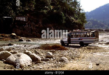 Nepal Reise Bus fording Narayani Fluß Stockfoto