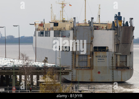 Auto Transport Schiff im Hafen von Bremerhaven, Deutschland. Stockfoto