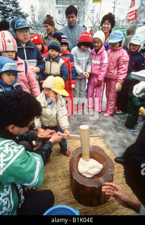 Kleinen Kindern Line-up zur Teilnahme Mochitsuki oder Reis während der Kitami Winterfestival in Kitami Hokkaido Japan schlagen Stockfoto