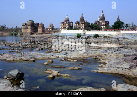 Jahangir Mahal Chaturbhuj Mandir und Rama Raja Mandir Orchha Bundelkhand Zentralindien neben dem Fluss Betwa Stockfoto