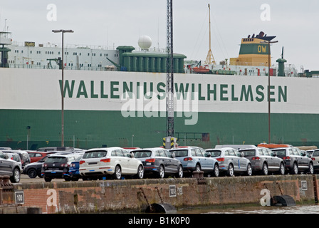 Neue Autos warten auf export bei Port Bremerhavern, Deutschland. Stockfoto