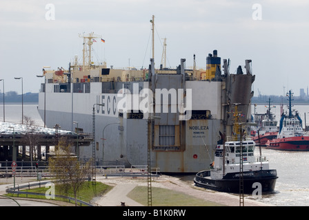 Auto Transport Schiff im Hafen von Bremerhaven, Deutschland. Stockfoto