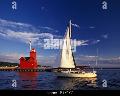 Segelboot fahren hinter dem Holland Hafen Leuchtturm am Lake Michigan Holland Michigan Stockfoto