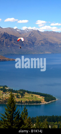 Gleitschirm über See Wakitipu, New Zealand, Australien Stockfoto