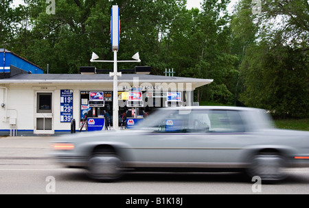 Verschwommene Auto vorbei geschlossen Tankstelle mit nicht gekennzeichneten Preise Door County Wisconsin Stockfoto