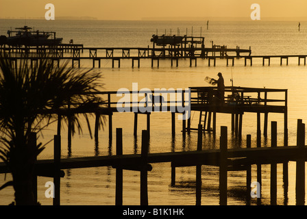 Fischer arbeitet an dock in Apalachicola Bucht von St. George Island Florida Stockfoto