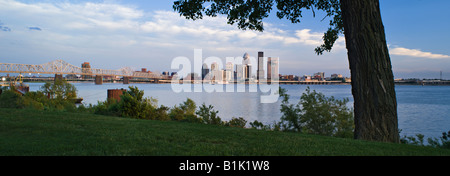 Panorama der Skyline von Louisville Kentucky und Ohio River erschossen von Ashland Park in Jeffersonville Indiana Stockfoto