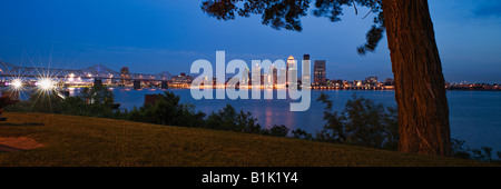 Panorama auf die Skyline von Louisville Kentucky und Ohio River in der Dämmerung geschossen von Ashland Park in Jeffersonville Indiana Stockfoto