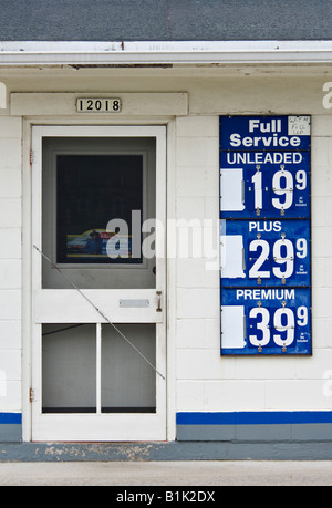 Nicht gelistete Gaspreise neben Tür der Gas Station Ellison Bay Wisconsin angezeigt Stockfoto