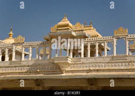 Kuppeln geschnitzten Stein oben auf die TRIPOLIA GATE bei den CITY PALACE UDAIPUR von Maharadschas in 1600 AD RAJASTHAN Indien gebaut Stockfoto