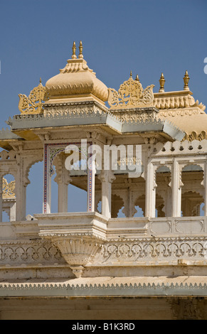 Kuppeln geschnitzten Stein oben auf die TRIPOLIA GATE bei den CITY PALACE UDAIPUR von Maharadschas in 1600 AD RAJASTHAN Indien gebaut Stockfoto