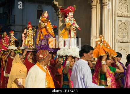 Rajasthani Frauen tragen Bildnisse von Shiva und seiner Frau Parvati auf dem GANGUR-FESTIVAL oder das MEWAR-FESTIVAL in UDAIPUR, RAJASTHAN Stockfoto