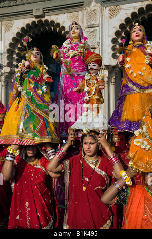 Rajasthani Frauen tragen Bildnisse von Shiva und Parvati auf dem GANGUR-FESTIVAL oder das MEWAR-FESTIVAL in UDAIPUR, RAJASTHAN Indien Stockfoto